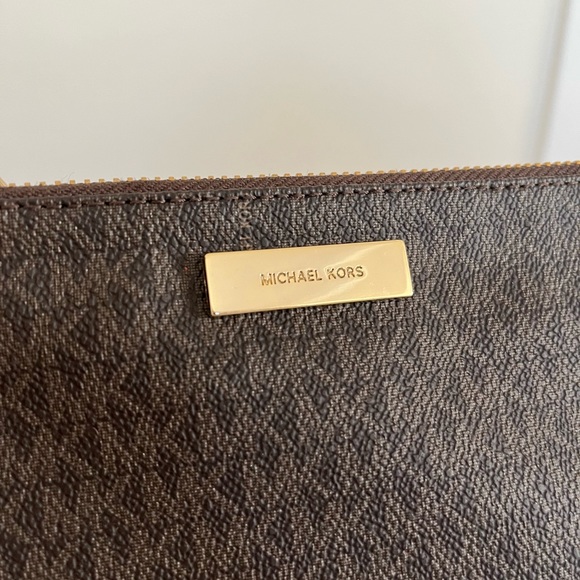 Michael Kors Monogram Waist Bag Size Medium - Picture 2 of 9